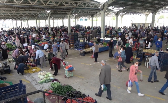 Günler sonra semt paralarında tezgahlar açıldı: Vatandaşlar alışveriş için akın etti