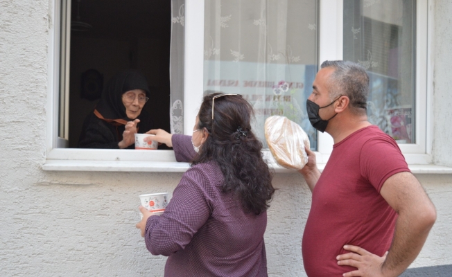 Hayırseverler bir çatı altında buluşarak vatandaşın karnını doyurdu