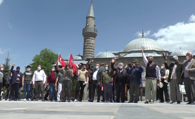 İsrail’e tepki için ayakkabı fırlattılar