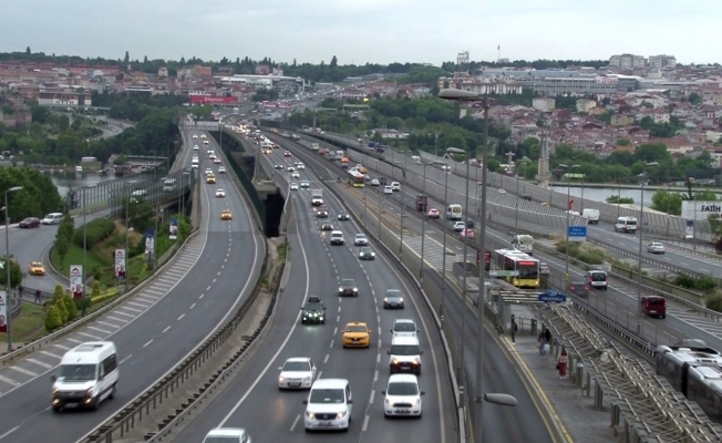 İstanbul’da kısıtlamanın sona ermesiyle trafikte hareketlilik başladı