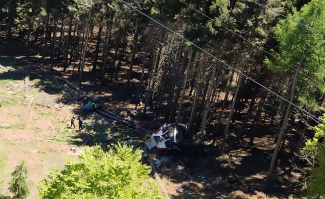 İtalya’da teleferik düştü: 9 ölü