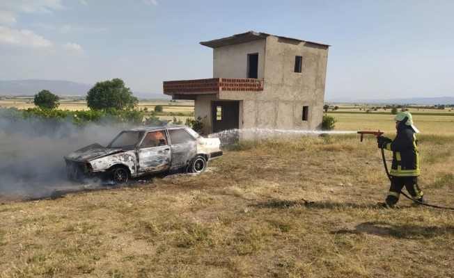 İtfaiye personelinin otomobili yandı, yardımına arkadaşları yetişti