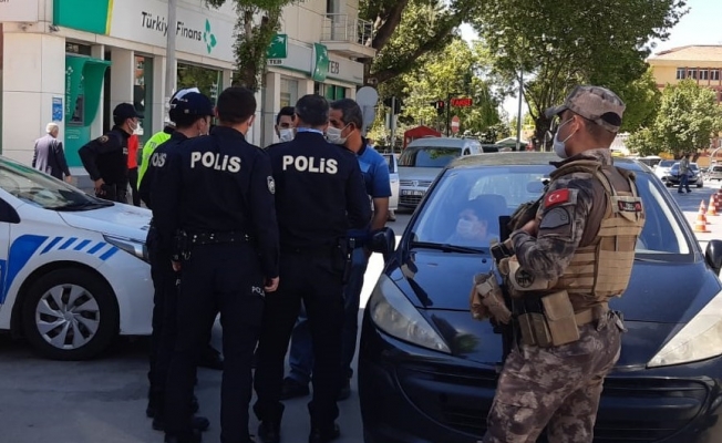 İzin belgesi sorulunca tartıştığı polisi görüntülemeye başladı