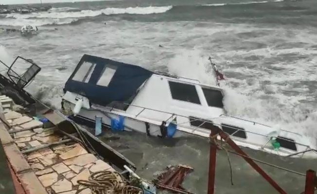 İzmir’de fırtına etkili oluyor: Dikili’de tekneler battı