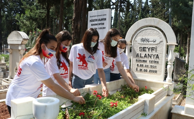 Kadın sporcular, Mersin sporuna büyük emek vermiş sporcuları mezarları başında andı