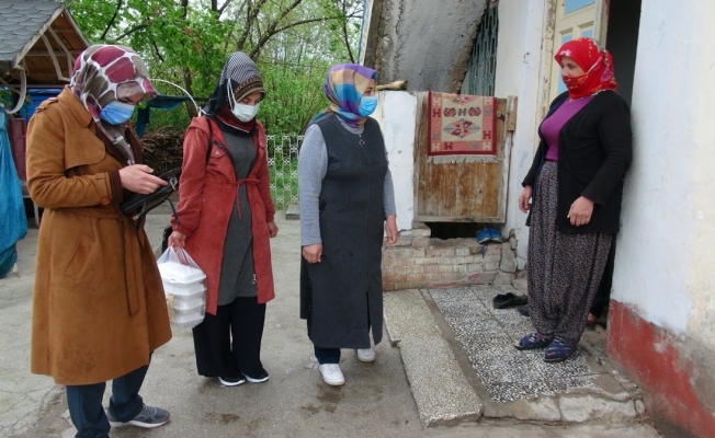 Kadınlardan ihtiyaç sahibi ailelere iftarlık yemek