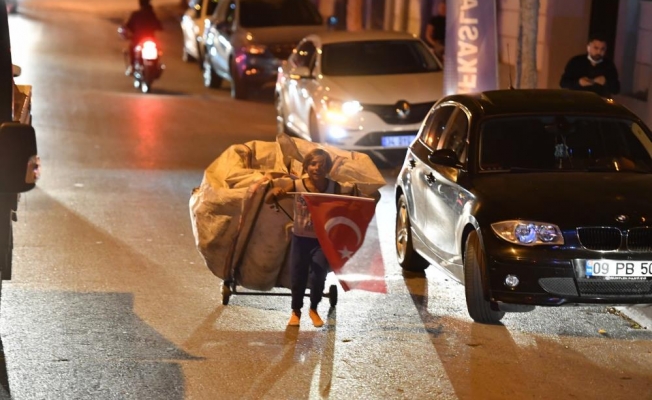 Kağıt topladığı arabası ve elinde Türk bayrağıyla 19 Mayıs tırının arkasından yaklaşık 2 kilometre koştu