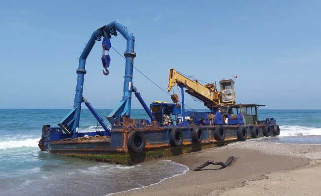 Karadeniz kıyısına 300 tonluk vinçli duba oturdu