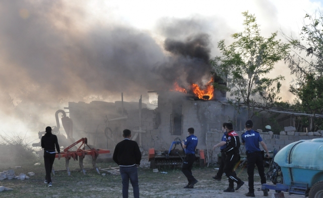 Karaman’da evlerinin aşenesi yanan anne ile oğlu gözyaşlarına hakim olamadı