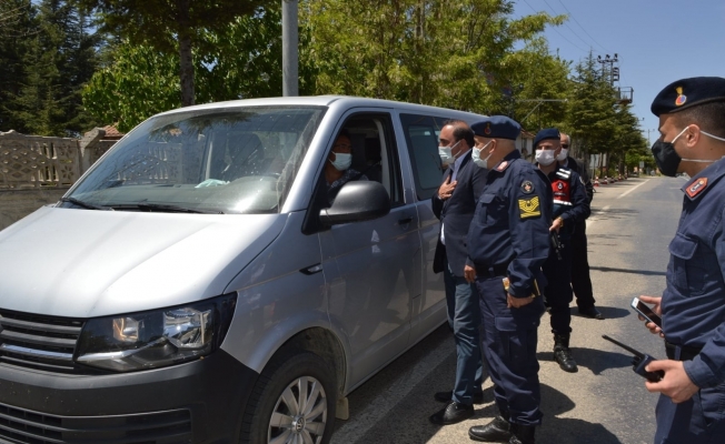 Kaymakam Demirkol’dan sürücülere çikolata ikramı