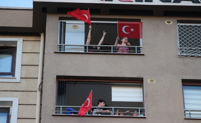 Kayserililer 7’den 70’e İstiklal Marşı için balkonlara koştu