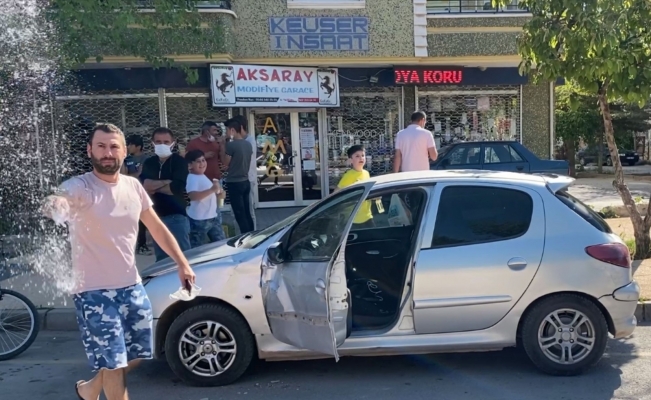 Kazaya karışan maskesiz sürücü kameramana su atıp, küfredip yumrukladı