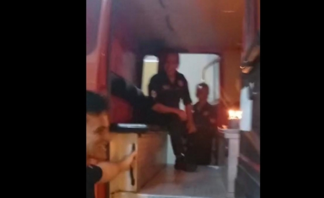 Kazaya koşan itfaiye eri doğum günü pastasını görünce şaşkına döndü