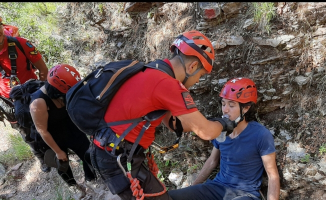 Kelebekler Vadisi’nde mahsur kalan iki  tatilciyi JAK kurtardı