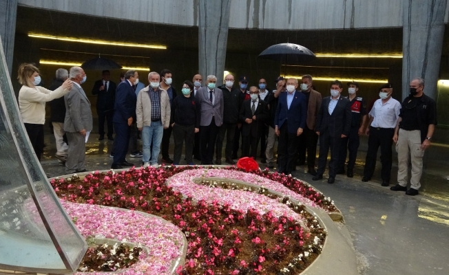 Kılıçdaroğlu, 9. Cumhurbaşkanı Demirel’in anıt mezarına çiçek bırakıp dua etti