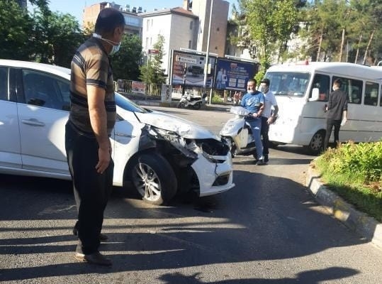 Kırmızı ışıkta geçen kamyon otomobile çarptı: 1 yaralı