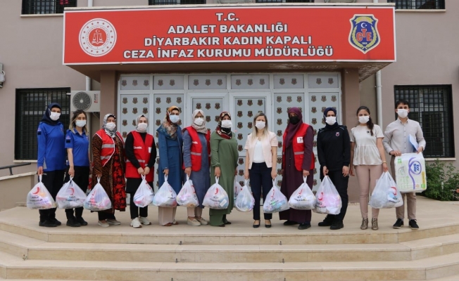 Kızılaylı kadınlar, cezaevinde kalan kadınlarla bir araya geldi