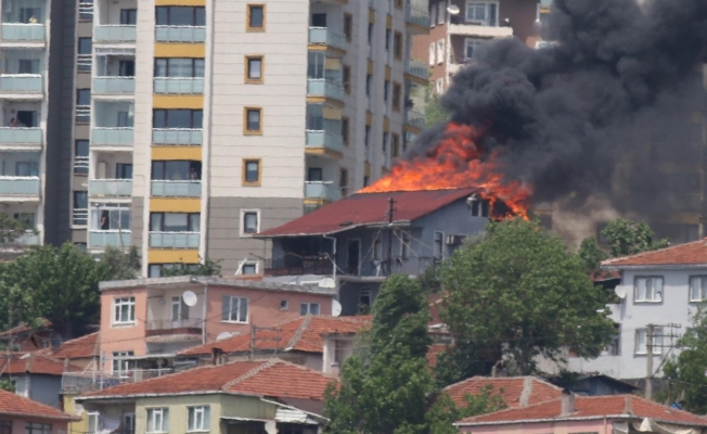 Kocaeli’de ev yangını, müdahale sürüyor