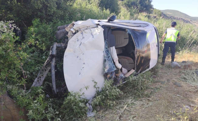 Kontrolden çıkan araç şarampole devrildi: 4 yaralı