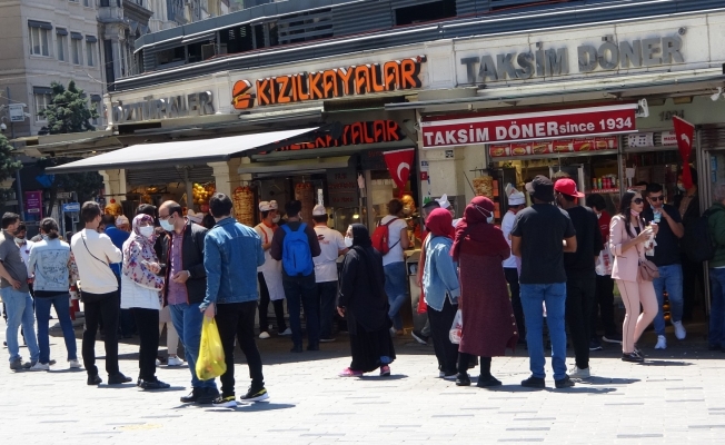 Kontrollü normalleşmenin ilk gününde Taksim’de dikkat çeken yoğunluk