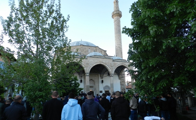 Kosova’da Covid-19 gölgesinde bayram namazı kılındı