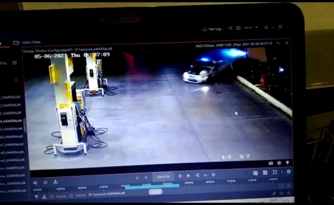 Kovalamacada kaçan aracın polis otosuna çarpma anının kamera görüntüleri ortaya çıktı