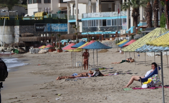 Kuşadası’nda turistler sahile akın etti