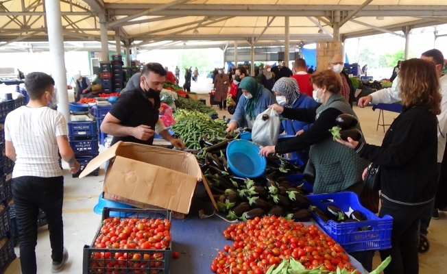 Kütahya’da 10 ayrı noktada pazar kuruldu, tedbirler alınarak açıldı