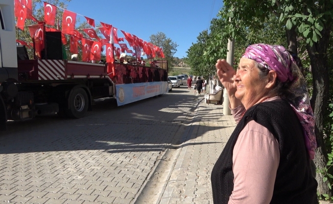 Mehterin sesini duyan Ayşe teyze yerinde duramadı