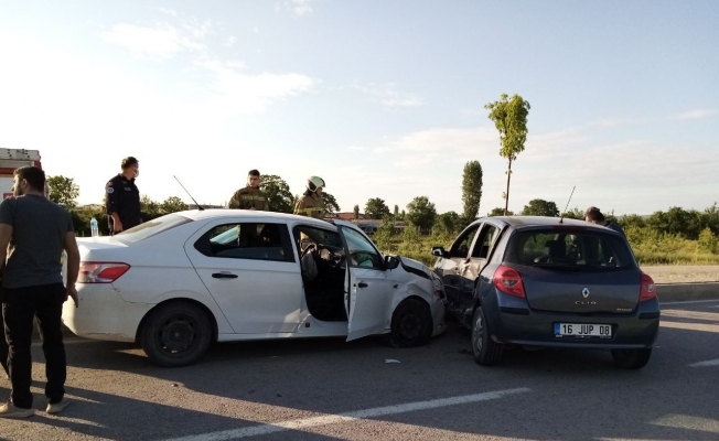 Mıcıra kapılan otomobil kaza yaptı: 1 yaralı