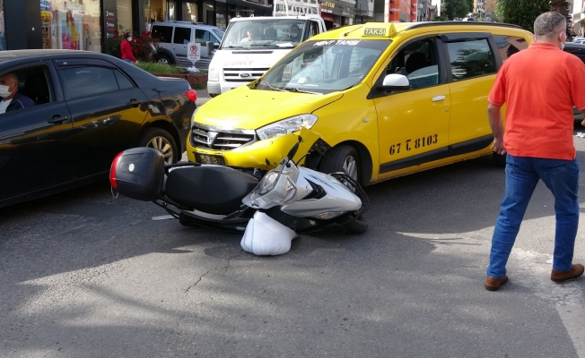 Motosiklet ile ticari taksi kafa kafaya çarpıştı