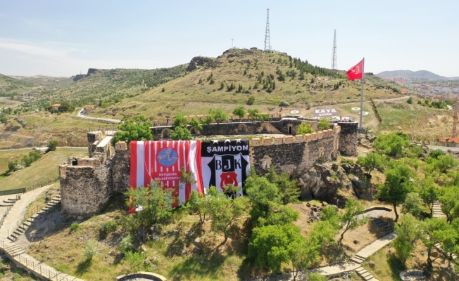 Nevşehir Kalesi’ne dev Beşiktaş bayrağı asıldı