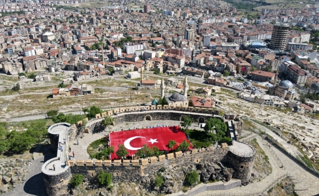 Nevşehir’de 102 genç dev Türk Bayrağını, Nevşehir Kalesine taşıdı