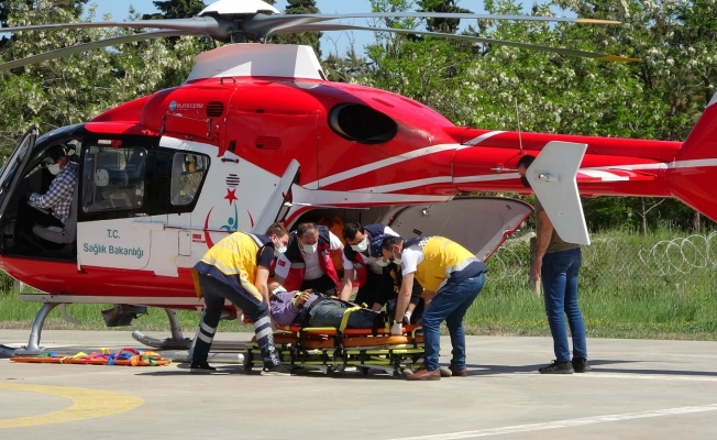 Ormanda kestiği ağaç üzerine düşen şahıs ambulans helikopterle hastaneye yetiştirildi