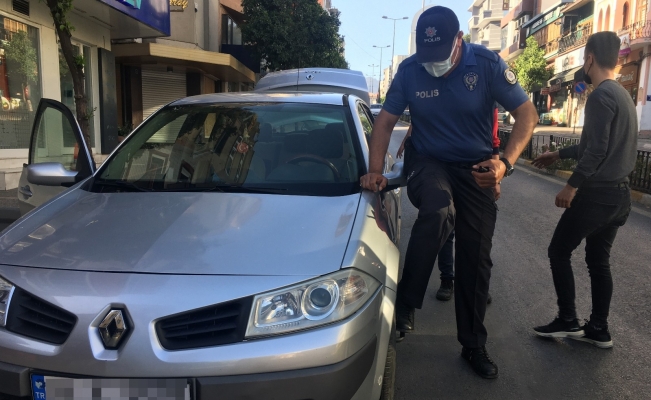 Otomobilinin lastiği patlayan sürücünün imdadına polis ekipleri yetişti