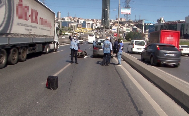 Otoyolda hastalanan vatandaşa yardım etmek için duran doktorun aracına kurye çarptı