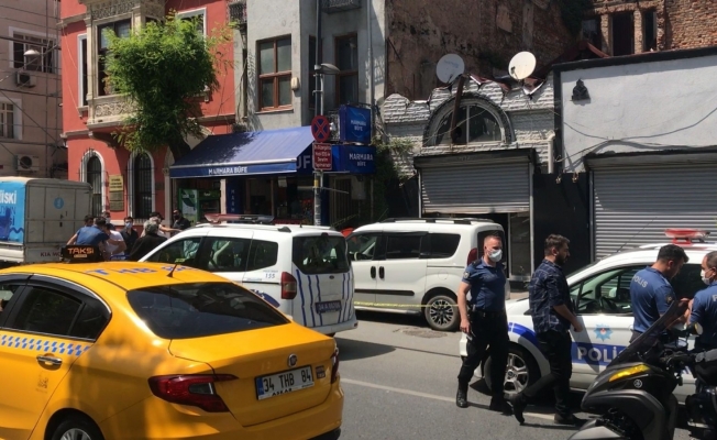 (Özel) Beyoğlu’nda silahlı saldırı anı kamerada