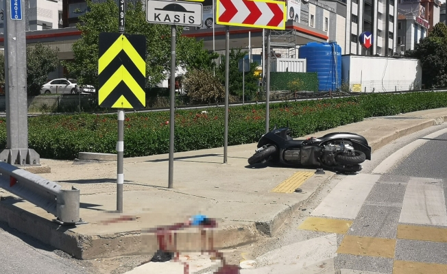 (Özel) Bostancı’da kasksız motosiklet sürücüsü kazada öldü