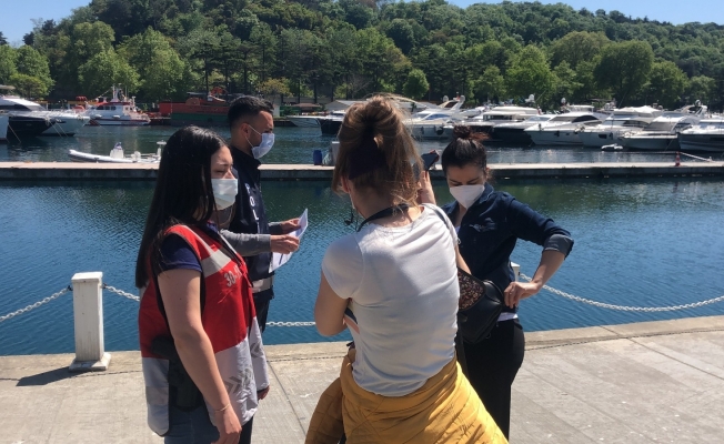 Denize girdiler, polisi görünce giyinemeden kaçtılar