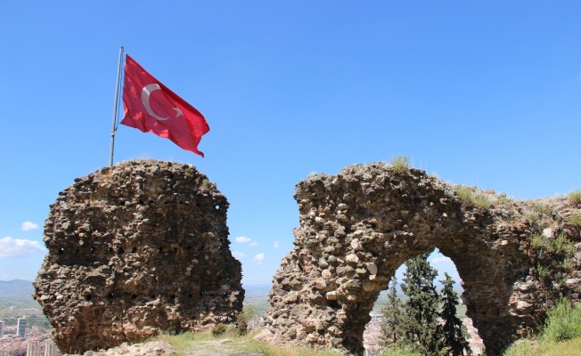 (Özel) Manisa Kalesi’nin kalıntıları da yok oluyor