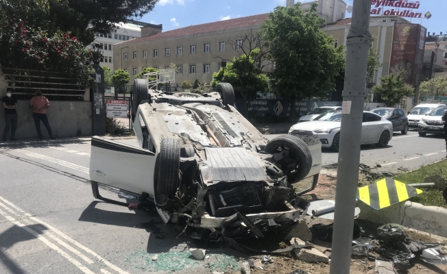 (Özel) Trafik ışığı direğine çarpan araç takla attı: O anlar kamerada