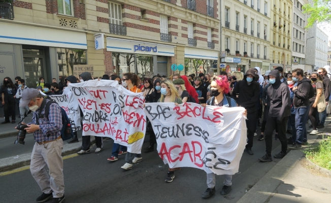 Paris’te öğrenciler, hükümetin salgını yönetememesini protesto etti