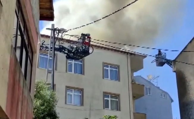 Pendik’te 5 katlı binanın çatısı alevlere teslim oldu
