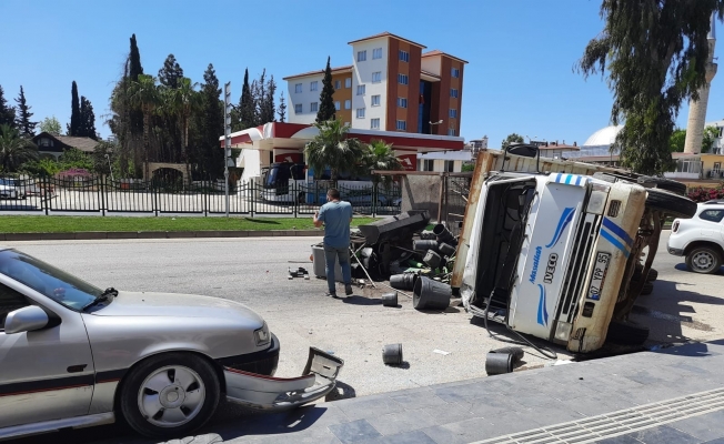 Peyzaj malzemesi yüklü kamyon iki araca çarparak devrildi