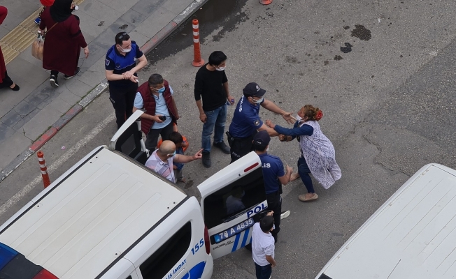 Polise ayakkabı ile vurarak direndi