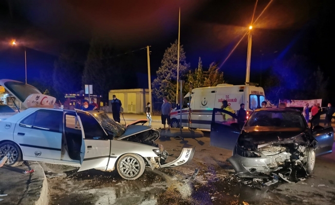 Sakarya’da iki otomobil çarpıştı: 4 yaralı