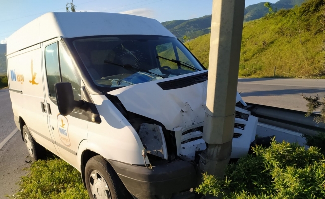 Samsun’da minibüs aydınlatma direğine çarptı: 1 yaralı
