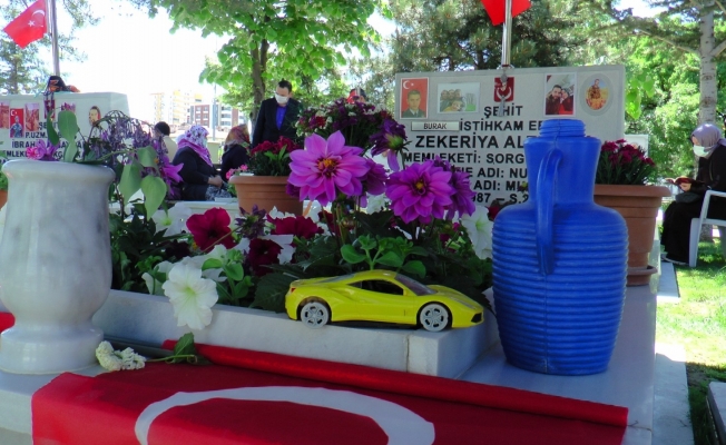 Şehit çocuğu bayram ziyaretinde babasının kabrine en sevdiği oyuncağını bıraktı