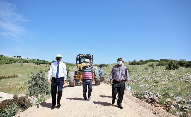 Şehitkamil’de arazi yolu mıcırlama çalışması sürüyor