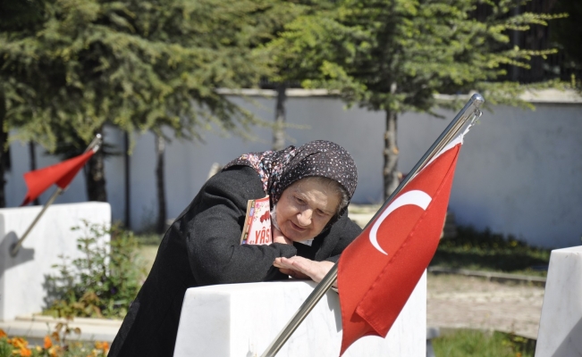 Şehitlikte bayram öncesi duygu dolu anlar